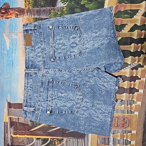 Judy Blue Raw Hem Snakeskin‎ Print Shorts Size Large - Picture 6 of 9